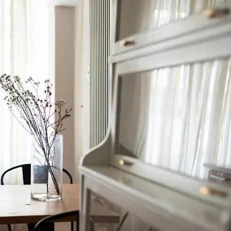 Prime Location Modern Flat In Centre *