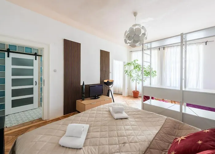 Prime Location Modern Flat In Centre 1 *