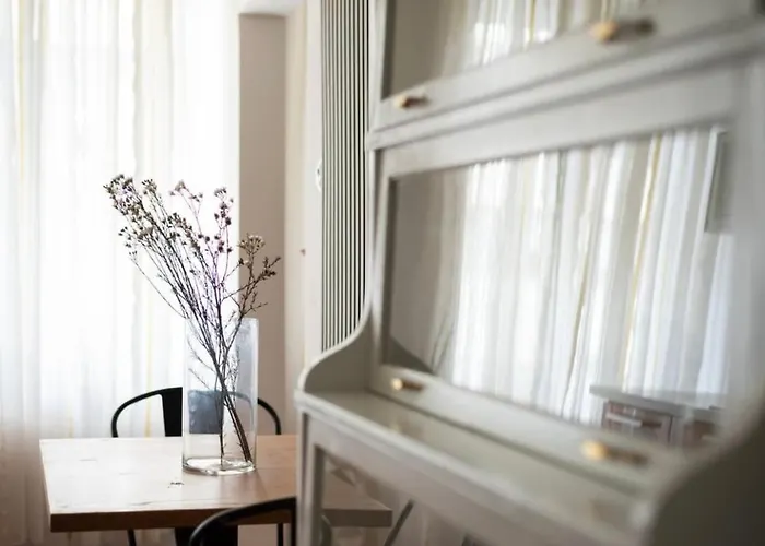 Prime Location Modern Flat In Centre 1 *