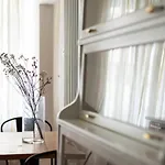 Prime Location Modern Flat In Centre *