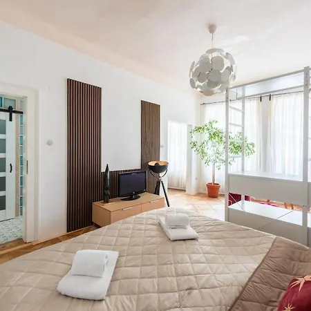 Prime Location Modern Flat In Centre 1 *
